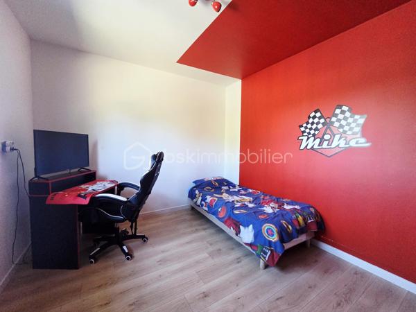 🏡 VILLA CONTEMPORAINE DE PLAIN-PIED – PISCINE – DOUBLE GARAGE – 4 CHAMBRES

Située sur la commune de Castelsarrasin, à seulement 9 minutes du centre-ville et de ses commerces, découvrez cette belle villa contemporaine de plain-pied, nichée dans un environnement calme et préservé.

🌿 Un véritable havre de paix

Entièrement clôturée et accessible par un portail électrique, la propriété offre un cadre de vie privilégié, pensé aussi bien pour le confort quotidien que pour les moments de convivialité.

✨ Des espaces intérieurs lumineux et fonctionnels

La villa s'articule autour d'une grande pièce de vie avec cuisine ouverte entièrement équipée. Le salon bénéficie d'une baie vitrée à galandage, permettant une ouverture généreuse sur l'extérieur et une belle continuité entre les espaces de vie et la terrasse.

Vous profiterez également d'un grand cellier ainsi que d'un double garage avec portes motorisées.

🛏️ Côté nuit

La maison dispose de 4 chambres, dont 2 suites parentales : • une première suite avec dressing
• une seconde suite avec placard de rangement

Une spacieuse salle de bain complète cet espace, équipée d'une douche à l'italienne, d'une double vasque et d'une baignoire, alliant confort et fonctionnalité.

WC indépendant.

Pour un confort optimal en toute saison, la villa est équipée d'une pompe à chaleur avec système gainable.

☀️ Des extérieurs pensés pour profiter pleinement des beaux jours

Les extérieurs offrent de véritables espaces de détente et de réception avec une terrasse couverte, une cuisine d'été, une piscine au chlore, un agréable espace détente ainsi qu'un terrain de pétanque.

Une propriété contemporaine aux prestations complètes, idéale pour celles et ceux qui recherchent calme, confort et convivialité, tout en restant à proximité immédiate des commodités de Castelsarrasin.

📍 Castelsarrasin – Centre-ville et commerces à seulement 9 minutes

📞 Contactez-moi pour davantage d'informations ou pour organiser une visite.