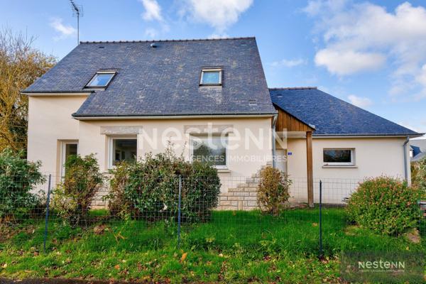 A VENDRE : Maison avec vie de plain pied, sur un terrain entièrement constructible, à 3 minutes du centre de Quessoy.