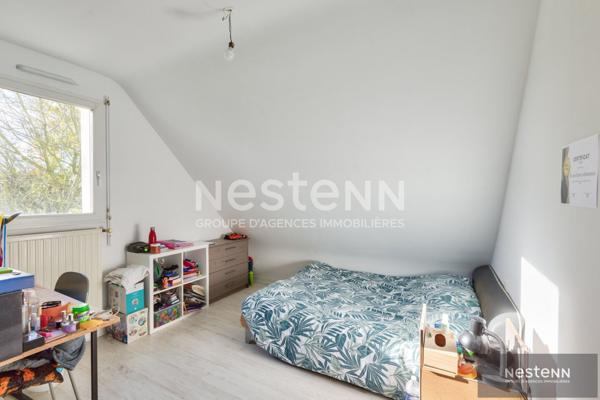 A VENDRE : Maison avec vie de plain pied, sur un terrain entièrement constructible, à 3 minutes du centre de Quessoy.