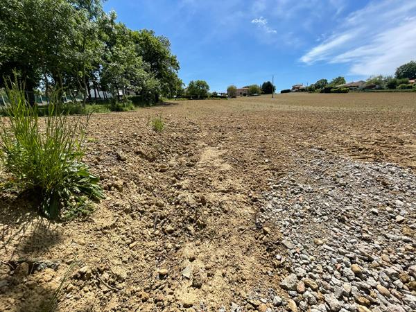 Terrain 10 minutes de L'ISLE-JOURDAIN de 2142 m2