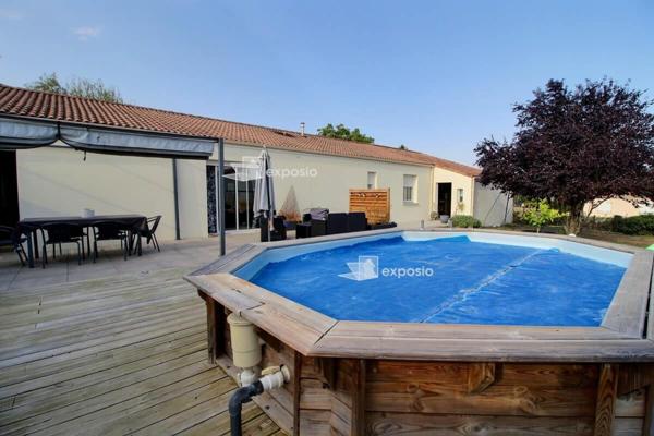 À vendre . Dans un environnement calme et agréable, découvrez cette belle maison de plain-pied offrant 138 m² habitables, parfaitement pensée pour allier confort et convivialité. Elle se compose de : Une entrée accueillante Un séjour lumineux avec poêl