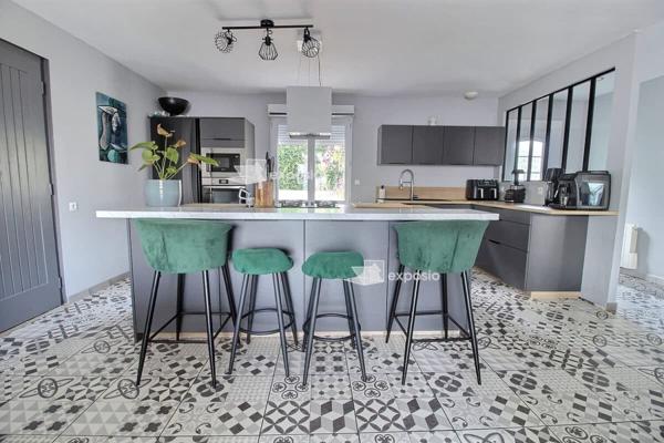 À vendre . Dans un environnement calme et agréable, découvrez cette belle maison de plain-pied offrant 138 m² habitables, parfaitement pensée pour allier confort et convivialité. Elle se compose de : Une entrée accueillante Un séjour lumineux avec poêl