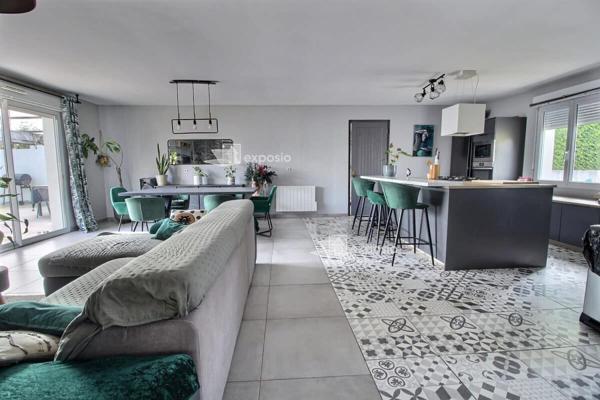 À vendre . Dans un environnement calme et agréable, découvrez cette belle maison de plain-pied offrant 138 m² habitables, parfaitement pensée pour allier confort et convivialité. Elle se compose de : Une entrée accueillante Un séjour lumineux avec poêl