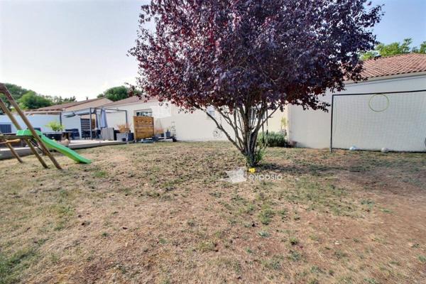 À vendre . Dans un environnement calme et agréable, découvrez cette belle maison de plain-pied offrant 138 m² habitables, parfaitement pensée pour allier confort et convivialité. Elle se compose de : Une entrée accueillante Un séjour lumineux avec poêl