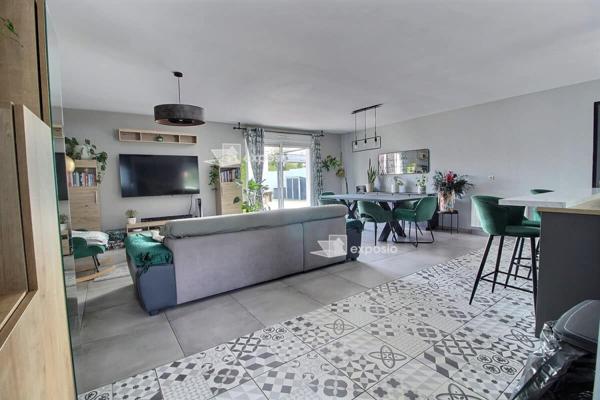 À vendre . Dans un environnement calme et agréable, découvrez cette belle maison de plain-pied offrant 138 m² habitables, parfaitement pensée pour allier confort et convivialité. Elle se compose de : Une entrée accueillante Un séjour lumineux avec poêl