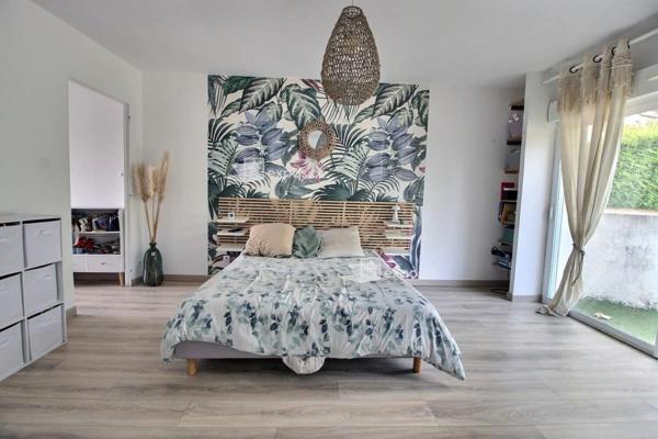 À vendre . Dans un environnement calme et agréable, découvrez cette belle maison de plain-pied offrant 138 m² habitables, parfaitement pensée pour allier confort et convivialité. Elle se compose de : Une entrée accueillante Un séjour lumineux avec poêl