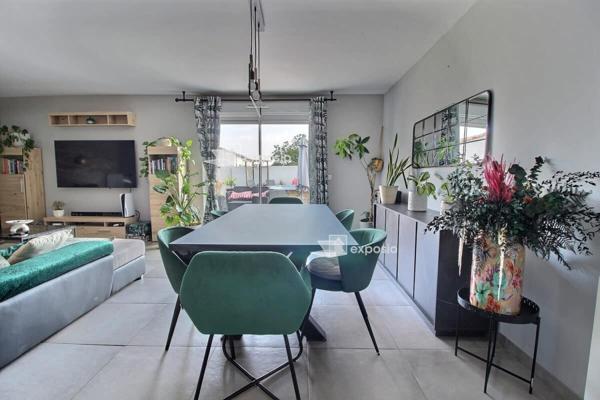 À vendre . Dans un environnement calme et agréable, découvrez cette belle maison de plain-pied offrant 138 m² habitables, parfaitement pensée pour allier confort et convivialité. Elle se compose de : Une entrée accueillante Un séjour lumineux avec poêl