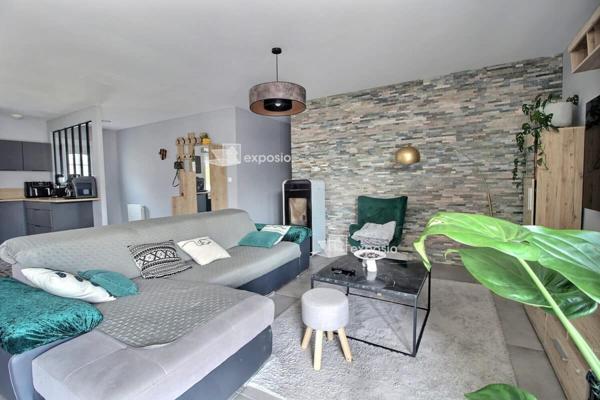 À vendre . Dans un environnement calme et agréable, découvrez cette belle maison de plain-pied offrant 138 m² habitables, parfaitement pensée pour allier confort et convivialité. Elle se compose de : Une entrée accueillante Un séjour lumineux avec poêl