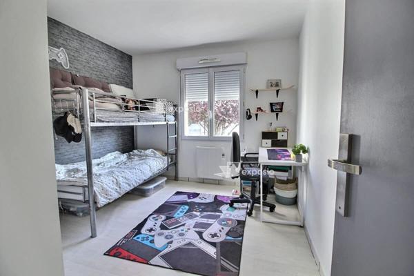 À vendre . Dans un environnement calme et agréable, découvrez cette belle maison de plain-pied offrant 138 m² habitables, parfaitement pensée pour allier confort et convivialité. Elle se compose de : Une entrée accueillante Un séjour lumineux avec poêl