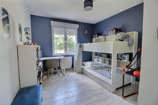 À vendre . Dans un environnement calme et agréable, découvrez cette belle maison de plain-pied offrant 138 m² habitables, parfaitement pensée pour allier confort et convivialité. Elle se compose de : Une entrée accueillante Un séjour lumineux avec poêl