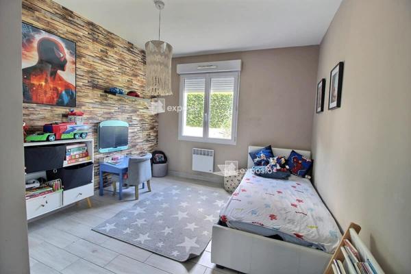 À vendre . Dans un environnement calme et agréable, découvrez cette belle maison de plain-pied offrant 138 m² habitables, parfaitement pensée pour allier confort et convivialité. Elle se compose de : Une entrée accueillante Un séjour lumineux avec poêl