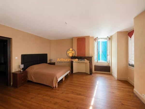 Vente                                                      Maison
                        
                     3 pièces                      216 m2                     à Laloubère