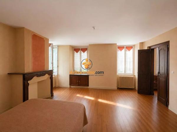 Vente                                                      Maison
                        
                     3 pièces                      216 m2                     à Laloubère