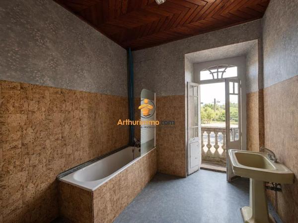 Vente                                                      Maison
                        
                     3 pièces                      216 m2                     à Laloubère