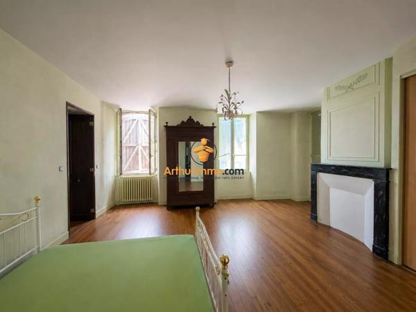Vente                                                      Maison
                        
                     3 pièces                      216 m2                     à Laloubère