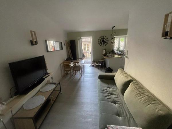 Vente                                                      Appartement
                        
                     3 pièces                      47 m2                     à Millau