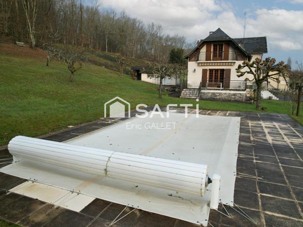 Jolie maison avec parc et piscine