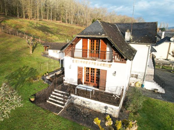 Jolie maison avec parc et piscine