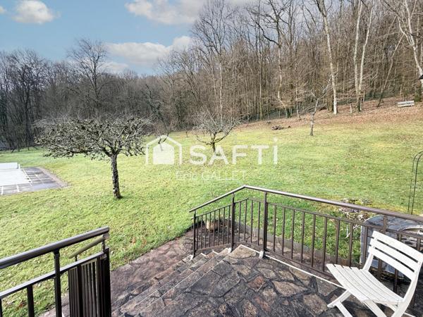 Jolie maison avec parc et piscine