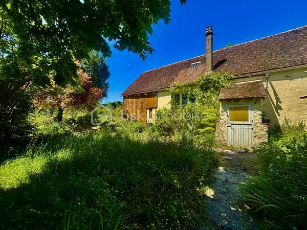 Découvrez cette maison pleine de caractère, idéale pour ceux qui recherchent calme et sérénité. 

Cette propriété se situe entre SENS et TROYES, offrant un accès facile aux commodités (7min de Courgenay et 7 min de l’accès à l’autoroute A5) tout en conservant une atmosphère paisible.

Caractéristiques de la maison :

    •    Rez-de-chaussée : Une entrée, une cuisine, une salle d’eau, un séjour, et une suite parentale.

    •    À l’étage : Trois chambres spacieuses.

À l’extérieur : Profitez d’un beau jardin arboré, parfait pour des moments de détente en plein air.

Ne manquez pas cette opportunité unique d’acquérir une maison qui allie charme et la tranquillité.