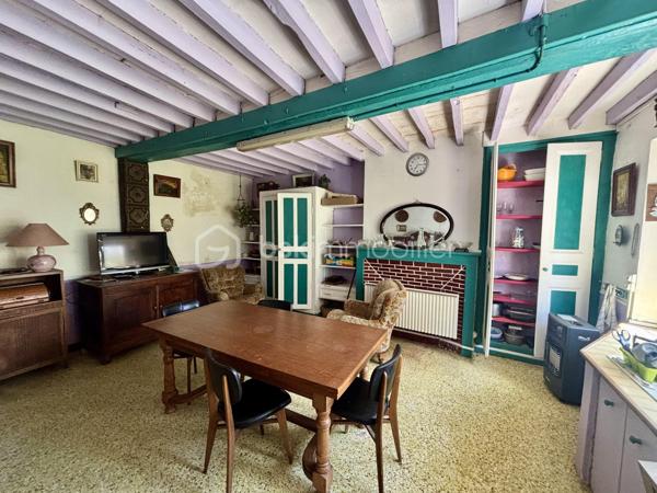 Découvrez cette maison pleine de caractère, idéale pour ceux qui recherchent calme et sérénité. 

Cette propriété se situe entre SENS et TROYES, offrant un accès facile aux commodités (7min de Courgenay et 7 min de l’accès à l’autoroute A5) tout en conservant une atmosphère paisible.

Caractéristiques de la maison :

    •    Rez-de-chaussée : Une entrée, une cuisine, une salle d’eau, un séjour, et une suite parentale.

    •    À l’étage : Trois chambres spacieuses.

À l’extérieur : Profitez d’un beau jardin arboré, parfait pour des moments de détente en plein air.

Ne manquez pas cette opportunité unique d’acquérir une maison qui allie charme et la tranquillité.