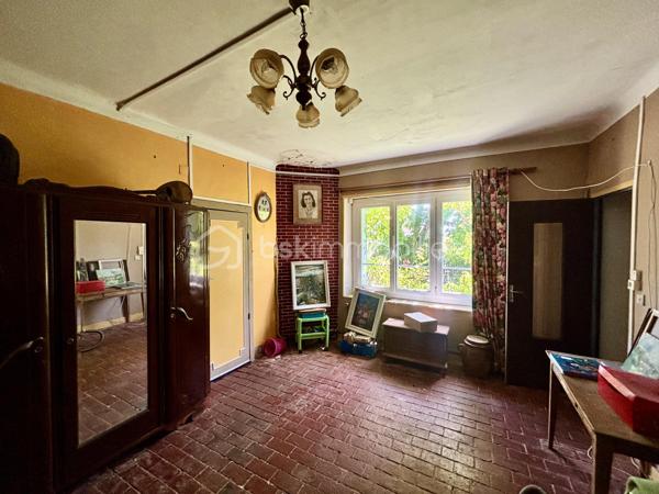Découvrez cette maison pleine de caractère, idéale pour ceux qui recherchent calme et sérénité. 

Cette propriété se situe entre SENS et TROYES, offrant un accès facile aux commodités (7min de Courgenay et 7 min de l’accès à l’autoroute A5) tout en conservant une atmosphère paisible.

Caractéristiques de la maison :

    •    Rez-de-chaussée : Une entrée, une cuisine, une salle d’eau, un séjour, et une suite parentale.

    •    À l’étage : Trois chambres spacieuses.

À l’extérieur : Profitez d’un beau jardin arboré, parfait pour des moments de détente en plein air.

Ne manquez pas cette opportunité unique d’acquérir une maison qui allie charme et la tranquillité.