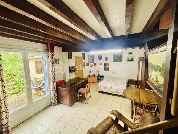 Découvrez cette maison pleine de caractère, idéale pour ceux qui recherchent calme et sérénité. 

Cette propriété se situe entre SENS et TROYES, offrant un accès facile aux commodités (7min de Courgenay et 7 min de l’accès à l’autoroute A5) tout en conservant une atmosphère paisible.

Caractéristiques de la maison :

    •    Rez-de-chaussée : Une entrée, une cuisine, une salle d’eau, un séjour, et une suite parentale.

    •    À l’étage : Trois chambres spacieuses.

À l’extérieur : Profitez d’un beau jardin arboré, parfait pour des moments de détente en plein air.

Ne manquez pas cette opportunité unique d’acquérir une maison qui allie charme et la tranquillité.