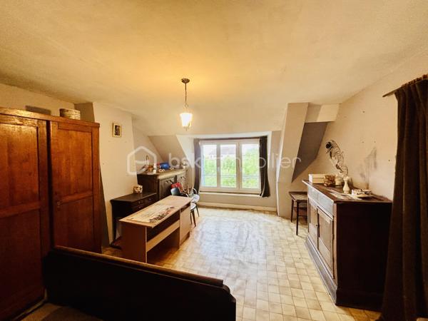Découvrez cette maison pleine de caractère, idéale pour ceux qui recherchent calme et sérénité. 

Cette propriété se situe entre SENS et TROYES, offrant un accès facile aux commodités (7min de Courgenay et 7 min de l’accès à l’autoroute A5) tout en conservant une atmosphère paisible.

Caractéristiques de la maison :

    •    Rez-de-chaussée : Une entrée, une cuisine, une salle d’eau, un séjour, et une suite parentale.

    •    À l’étage : Trois chambres spacieuses.

À l’extérieur : Profitez d’un beau jardin arboré, parfait pour des moments de détente en plein air.

Ne manquez pas cette opportunité unique d’acquérir une maison qui allie charme et la tranquillité.