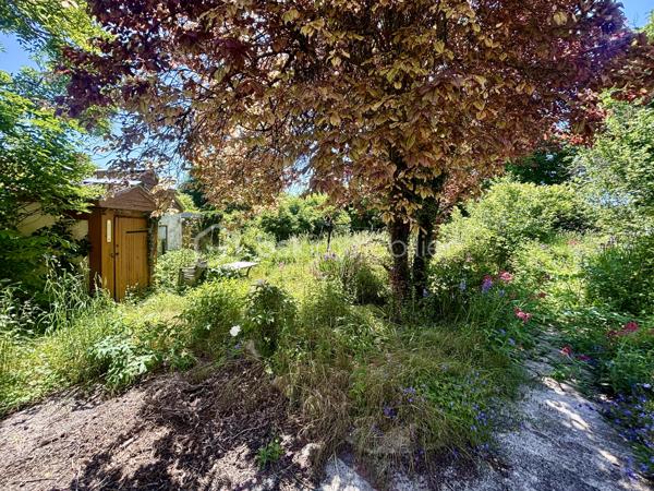 Découvrez cette maison pleine de caractère, idéale pour ceux qui recherchent calme et sérénité. 

Cette propriété se situe entre SENS et TROYES, offrant un accès facile aux commodités (7min de Courgenay et 7 min de l’accès à l’autoroute A5) tout en conservant une atmosphère paisible.

Caractéristiques de la maison :

    •    Rez-de-chaussée : Une entrée, une cuisine, une salle d’eau, un séjour, et une suite parentale.

    •    À l’étage : Trois chambres spacieuses.

À l’extérieur : Profitez d’un beau jardin arboré, parfait pour des moments de détente en plein air.

Ne manquez pas cette opportunité unique d’acquérir une maison qui allie charme et la tranquillité.