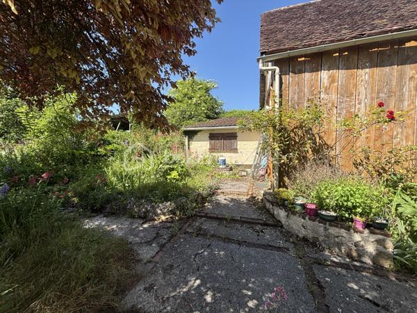 Découvrez cette maison pleine de caractère, idéale pour ceux qui recherchent calme et sérénité. 

Cette propriété se situe entre SENS et TROYES, offrant un accès facile aux commodités (7min de Courgenay et 7 min de l’accès à l’autoroute A5) tout en conservant une atmosphère paisible.

Caractéristiques de la maison :

    •    Rez-de-chaussée : Une entrée, une cuisine, une salle d’eau, un séjour, et une suite parentale.

    •    À l’étage : Trois chambres spacieuses.

À l’extérieur : Profitez d’un beau jardin arboré, parfait pour des moments de détente en plein air.

Ne manquez pas cette opportunité unique d’acquérir une maison qui allie charme et la tranquillité.