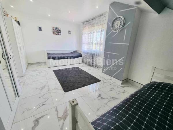 Pavillon accolée sur sous sol avec terrain