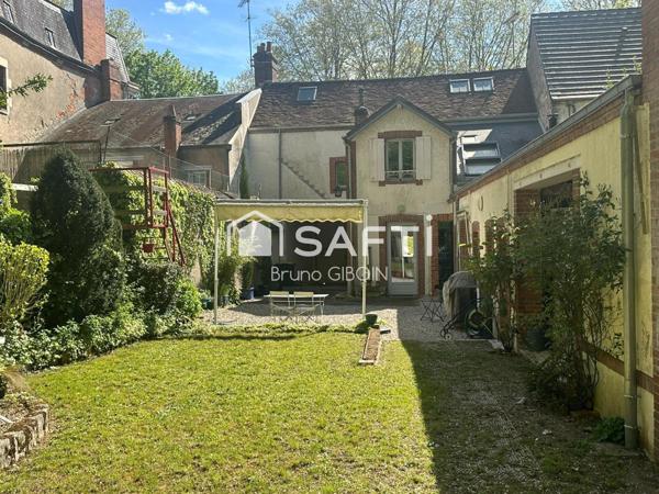 Maison de ville, 171 m², 4 chambres, jardin, dépendances, atelier et caves.
