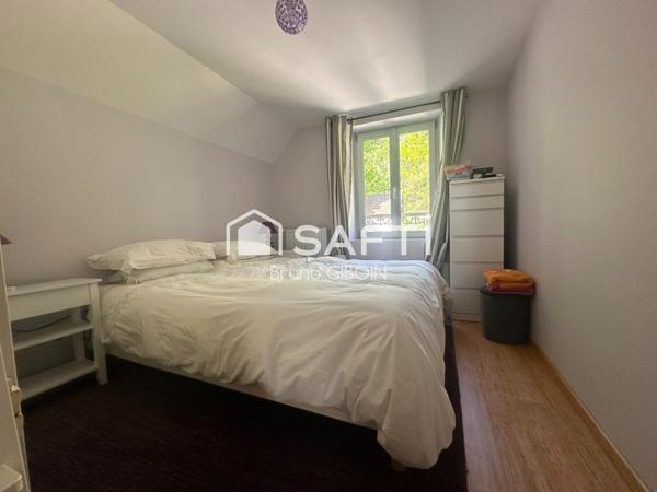 Maison de ville, 171 m², 4 chambres, jardin, dépendances, atelier et caves.