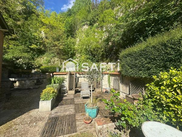 Maison de ville, 171 m², 4 chambres, jardin, dépendances, atelier et caves.