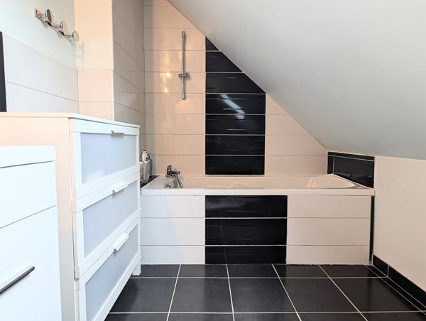 Maison 99 m2 avec vie de plain pied , Murs erigne