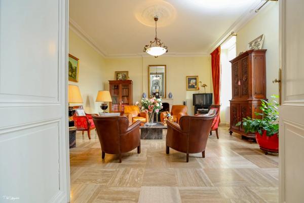 PROPRIETE EXCEPTIONNELLE DE 386 M²  AVEC NOMBREUSES DEPENDANCES SUR 4.8 HECTARES