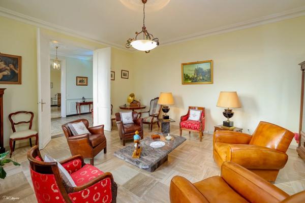 PROPRIETE EXCEPTIONNELLE DE 386 M²  AVEC NOMBREUSES DEPENDANCES SUR 4.8 HECTARES