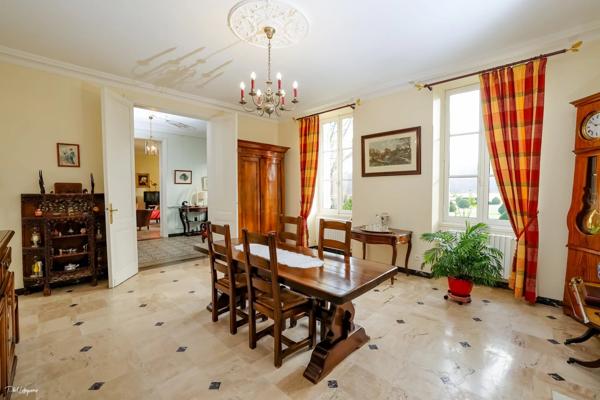 PROPRIETE EXCEPTIONNELLE DE 386 M²  AVEC NOMBREUSES DEPENDANCES SUR 4.8 HECTARES