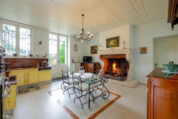 PROPRIETE EXCEPTIONNELLE DE 386 M²  AVEC NOMBREUSES DEPENDANCES SUR 4.8 HECTARES