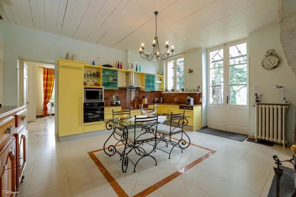 PROPRIETE EXCEPTIONNELLE DE 386 M²  AVEC NOMBREUSES DEPENDANCES SUR 4.8 HECTARES
