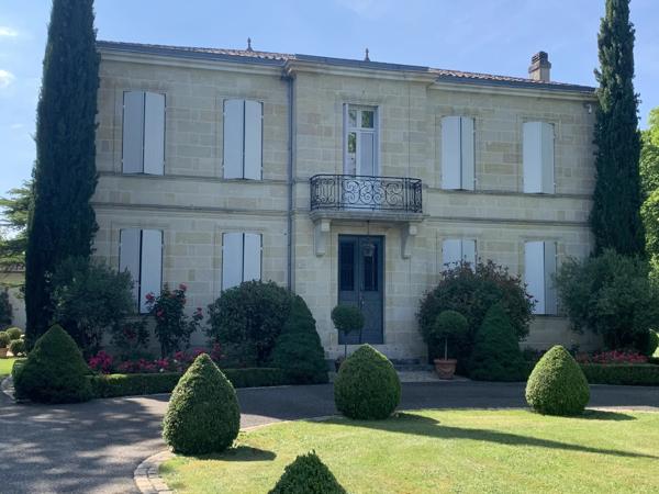 PROPRIETE EXCEPTIONNELLE DE 386 M²  AVEC NOMBREUSES DEPENDANCES SUR 4.8 HECTARES