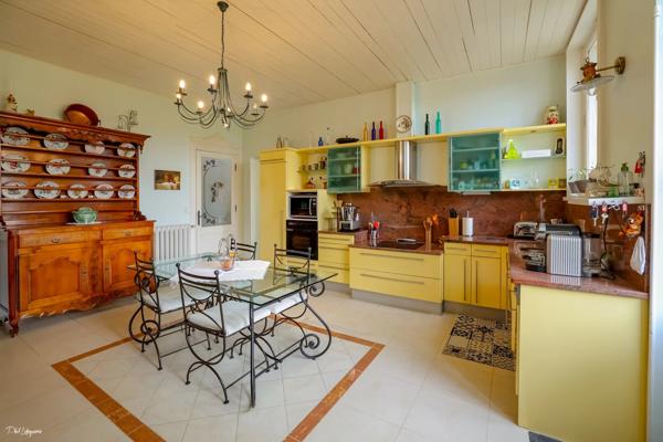 PROPRIETE EXCEPTIONNELLE DE 386 M²  AVEC NOMBREUSES DEPENDANCES SUR 4.8 HECTARES
