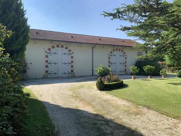 PROPRIETE EXCEPTIONNELLE DE 386 M²  AVEC NOMBREUSES DEPENDANCES SUR 4.8 HECTARES