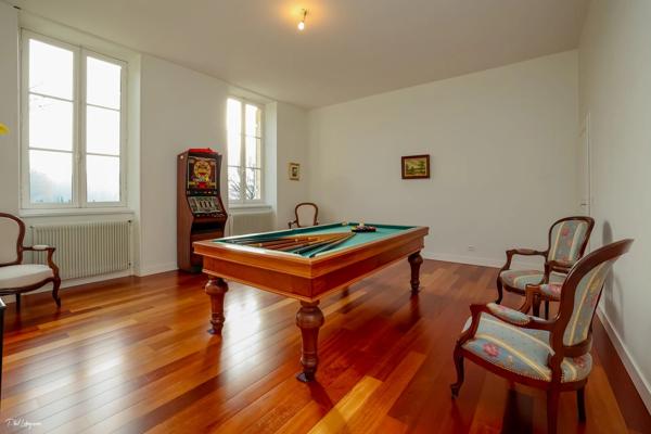 PROPRIETE EXCEPTIONNELLE DE 386 M²  AVEC NOMBREUSES DEPENDANCES SUR 4.8 HECTARES