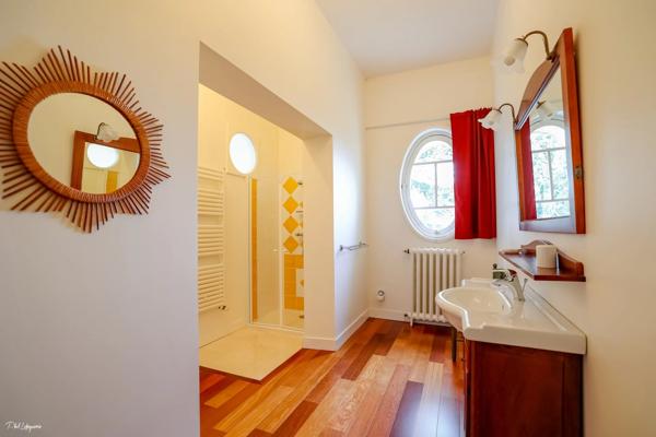 PROPRIETE EXCEPTIONNELLE DE 386 M²  AVEC NOMBREUSES DEPENDANCES SUR 4.8 HECTARES