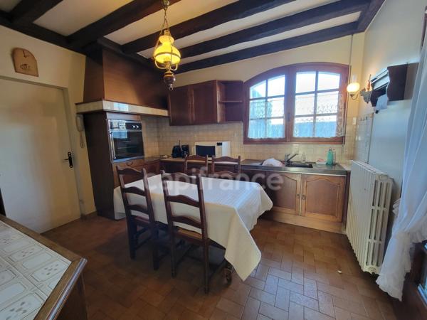 ( 85 ) entre NOIRMOUTIER , PORNIC et CHALLANS à vendre centre ville BEAUVOIR SUR MER maison de 181 m² 4 chambres , garage , terrain clos de 396 m²