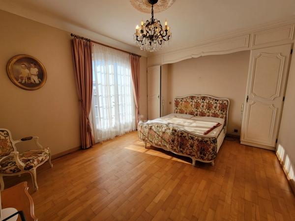 ( 85 ) entre NOIRMOUTIER , PORNIC et CHALLANS à vendre centre ville BEAUVOIR SUR MER maison de 181 m² 4 chambres , garage , terrain clos de 396 m²