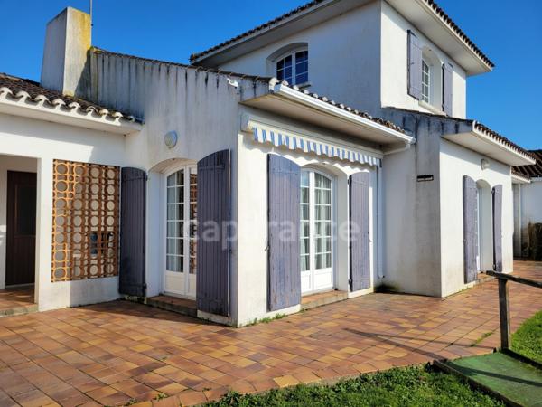 ( 85 ) entre NOIRMOUTIER , PORNIC et CHALLANS à vendre centre ville BEAUVOIR SUR MER maison de 181 m² 4 chambres , garage , terrain clos de 396 m²