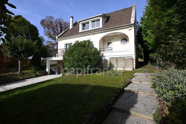 LE MESNIL LE ROI - Maison de 162 m², 4 chambres, édifiée sur une parcelle de 798 m².