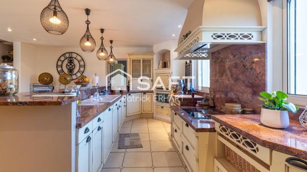 Villa au fond d'impasse avec dépendances